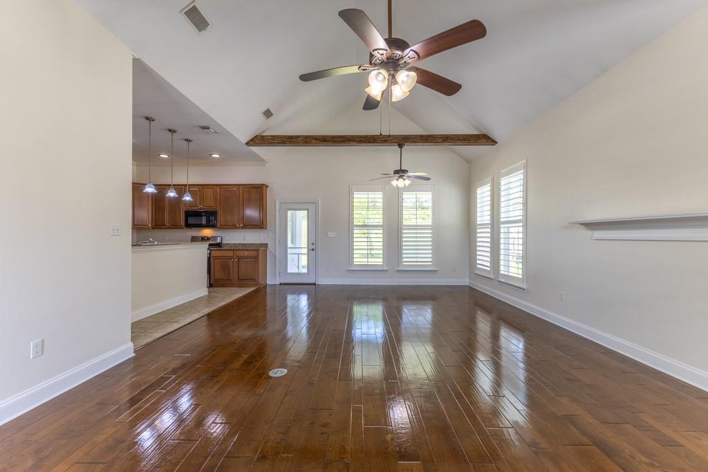 Image 4: Living Room