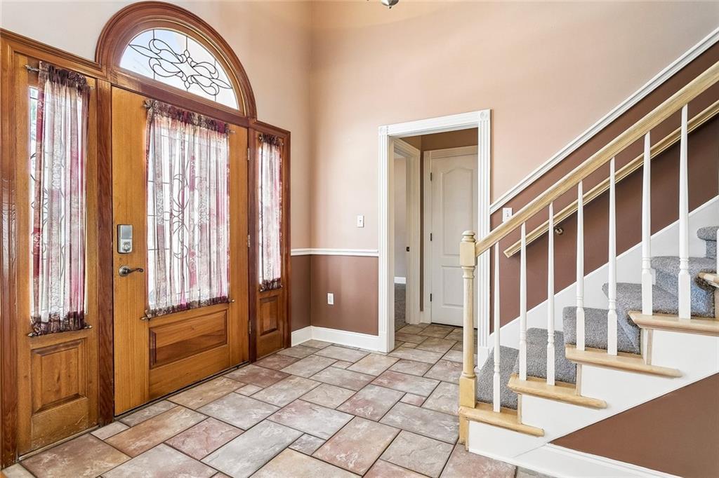 Image 3: 13' TILED ENTRANCE FOYER, BEAUTIFUL LEADED GLASS/