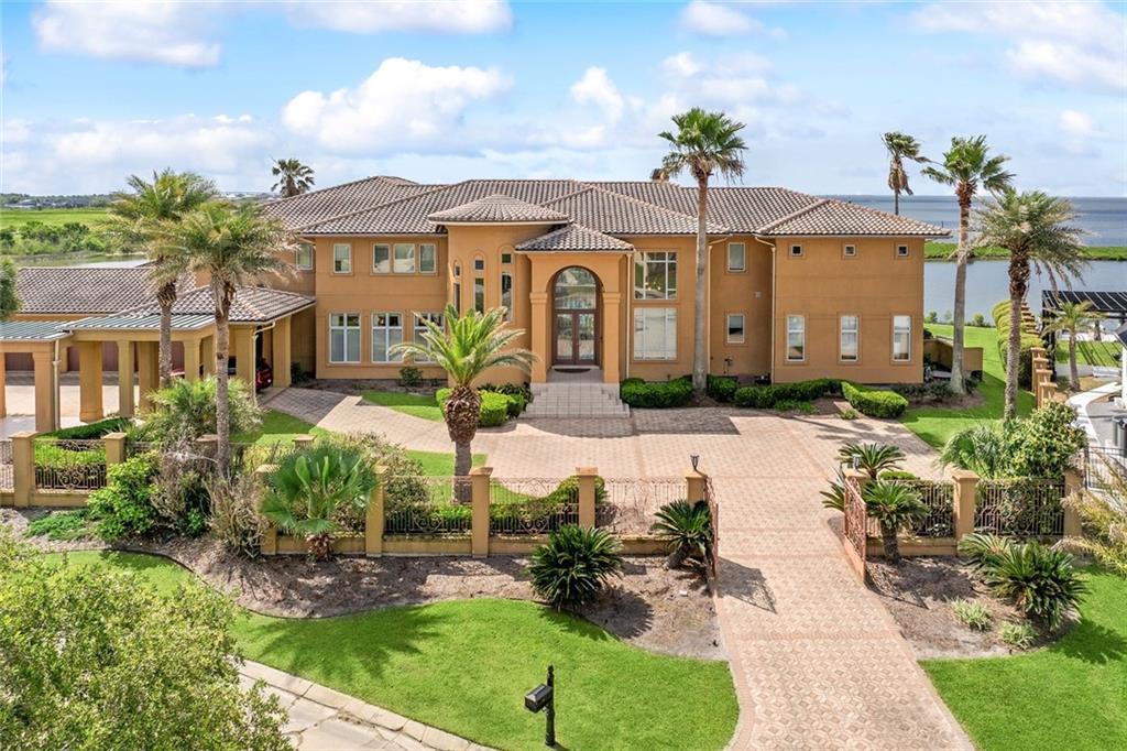 Image 1: Magnificent 1512 Lakeshore Blvd.