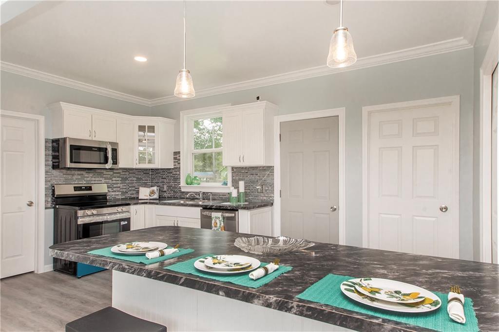 Image 4: Kitchen