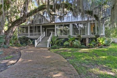 228 ESQUINANCE Drive