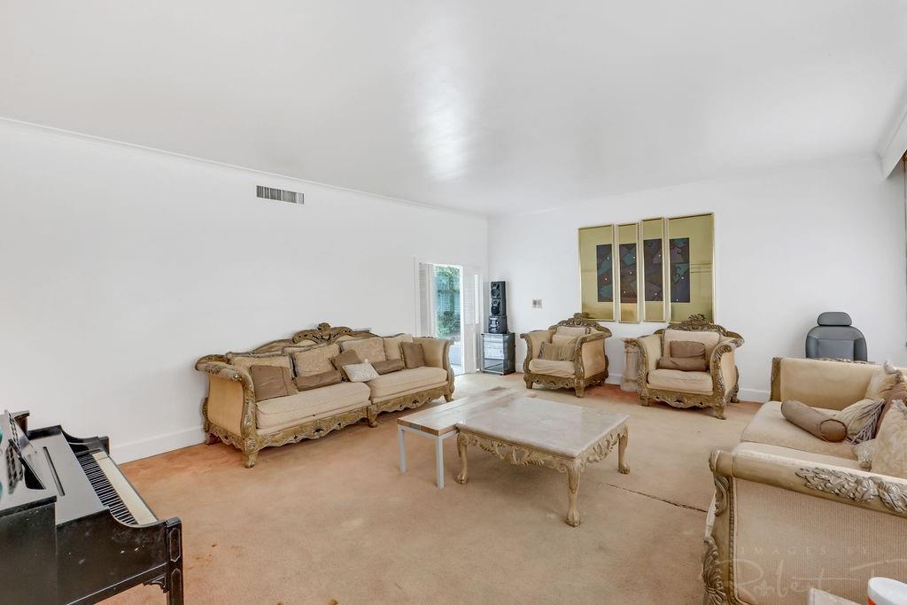 Image 4: Living Room