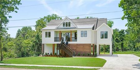 1112 MAIN Street