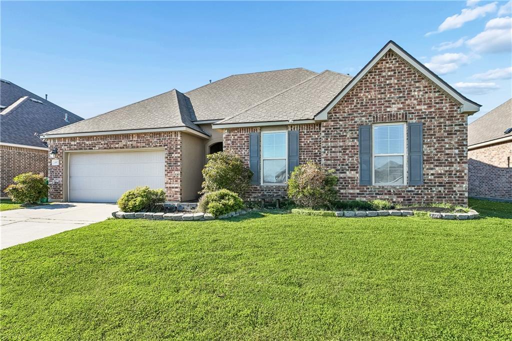 Image 2: 4 bedrooms, 2 baths, lovely open floor plan with w