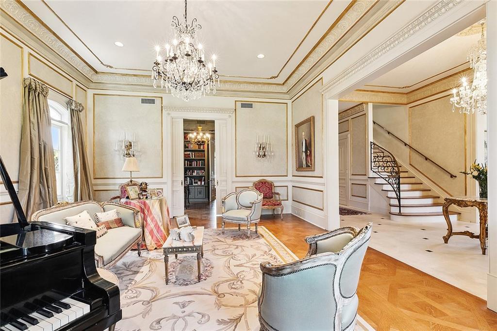 Image 4: Living Room