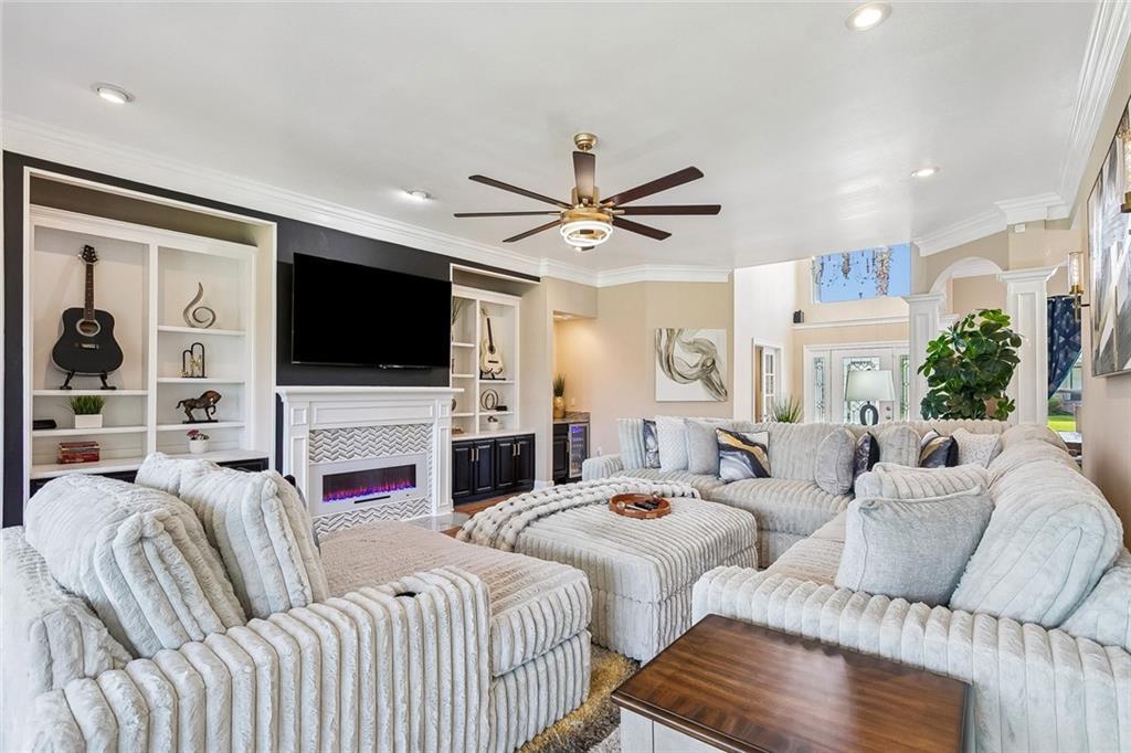 Image 4: Living Room/Great Room