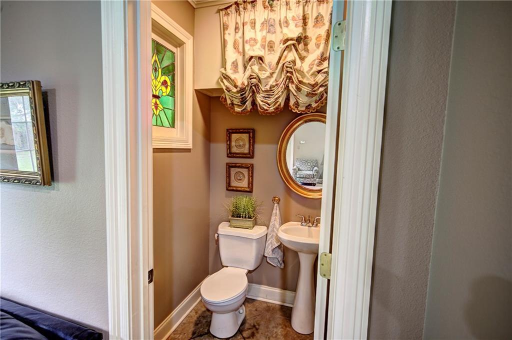 Image 3: 1/2 bath off of den