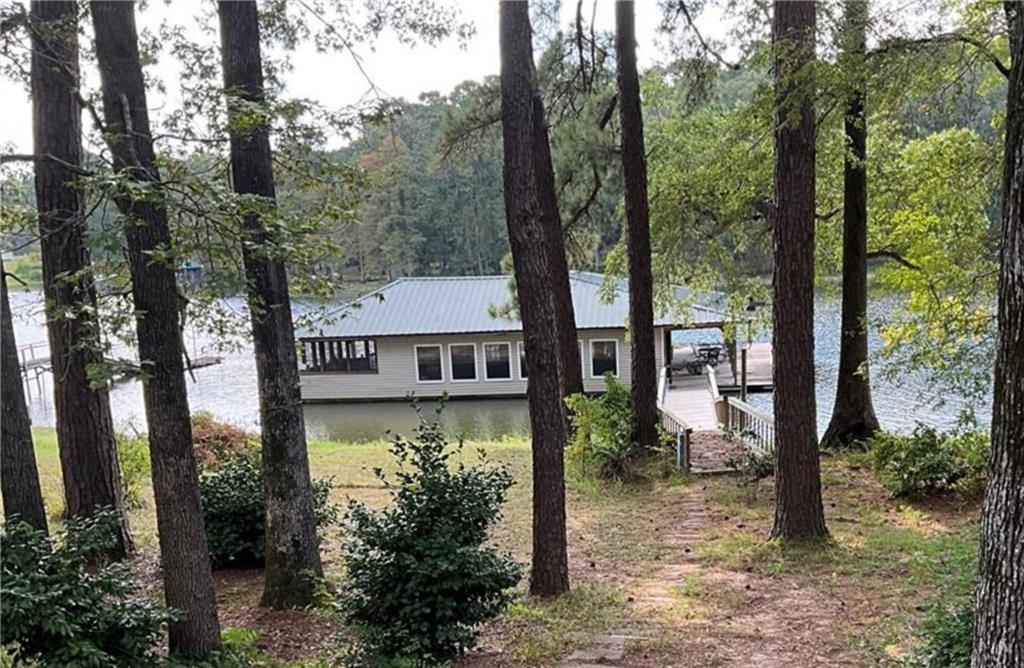 Image 1: Floating boat house