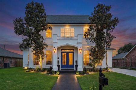 9 WOODLAKE Boulevard