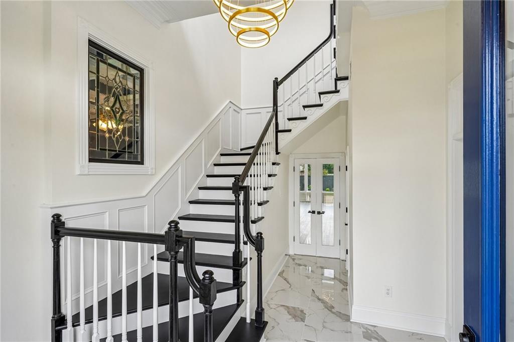 Image 4: Foyer