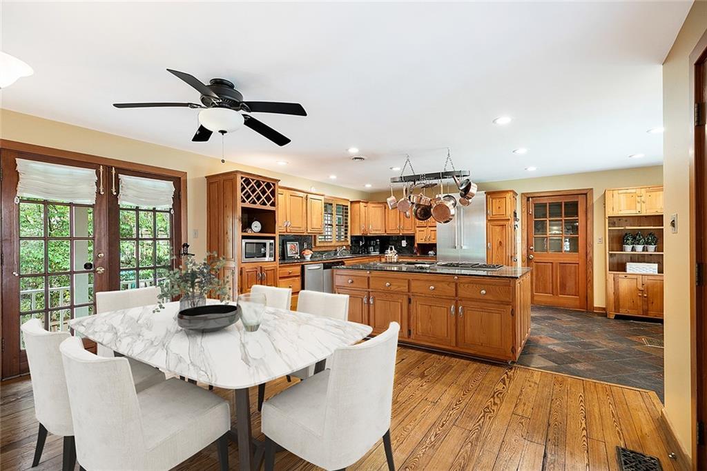 Image 3: Eat-in kitchen