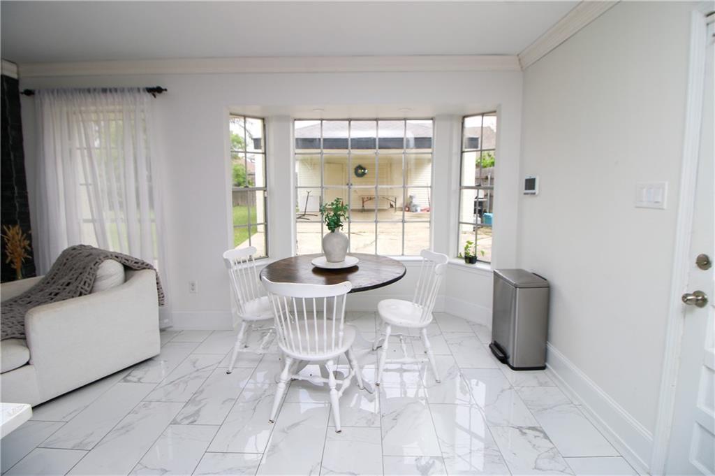 Image 4: eat in kitchen