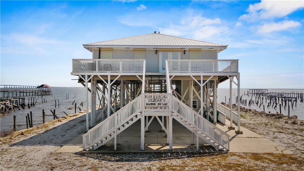 Image 2: Built in 2007 with standing seam metal roof and hu
