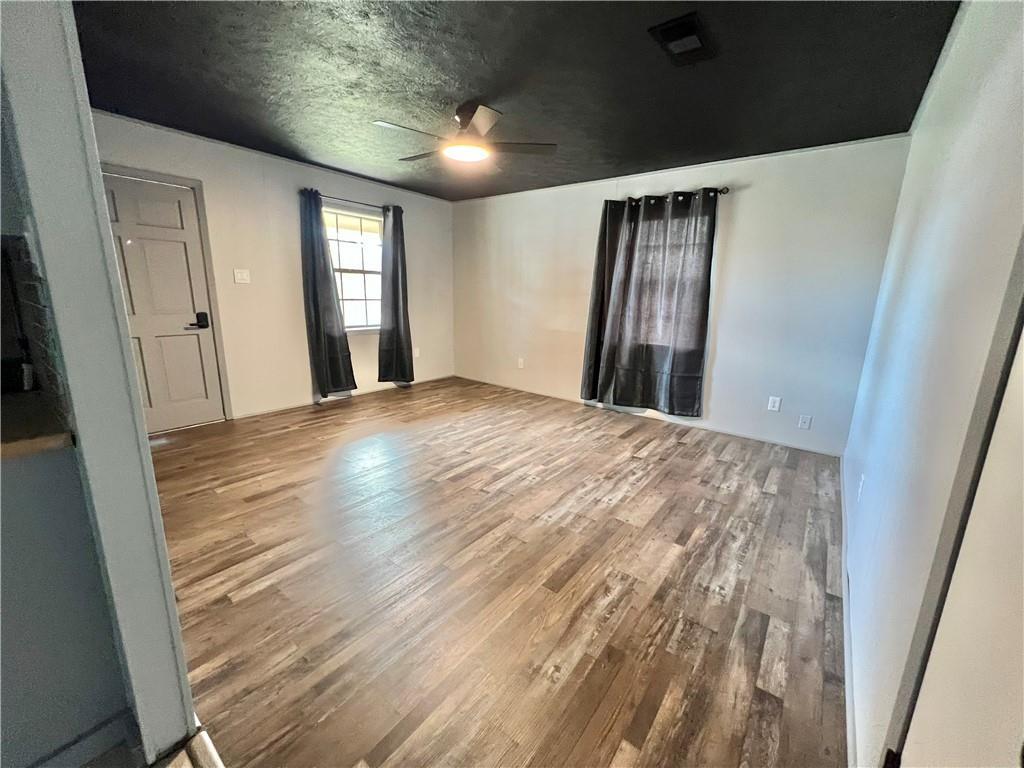 Image 4: Living Room