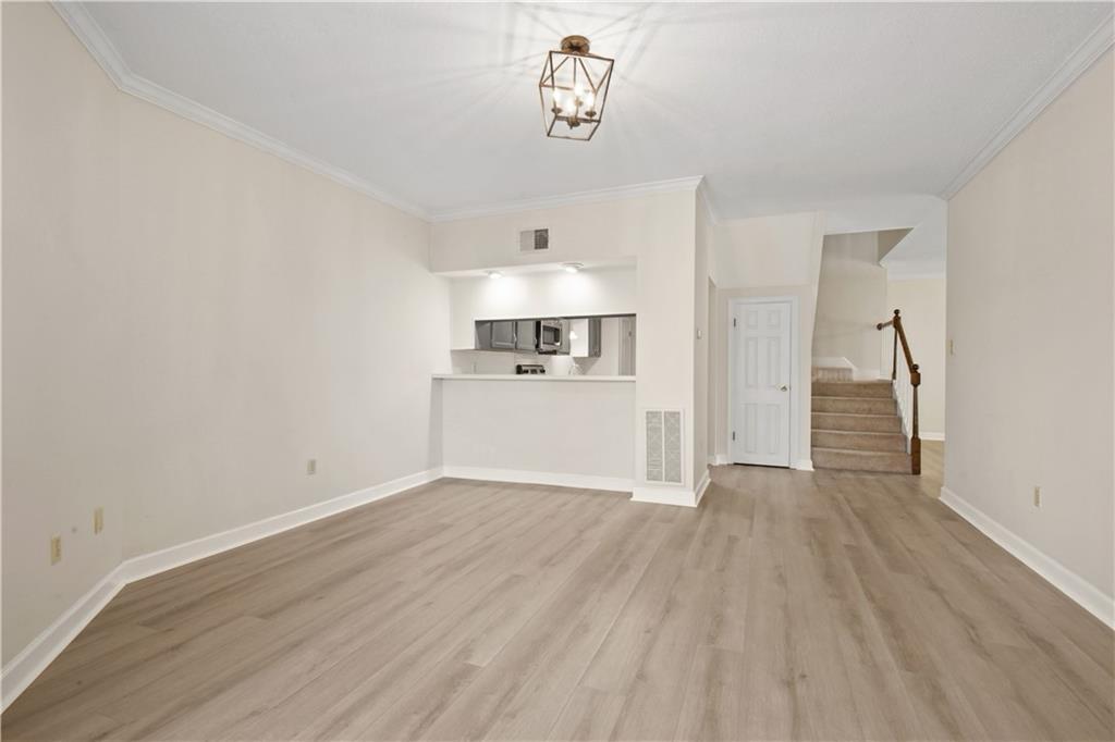 Image 4: Dining room