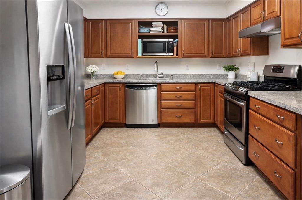Image 3: Appliances can stay with the sale of the home