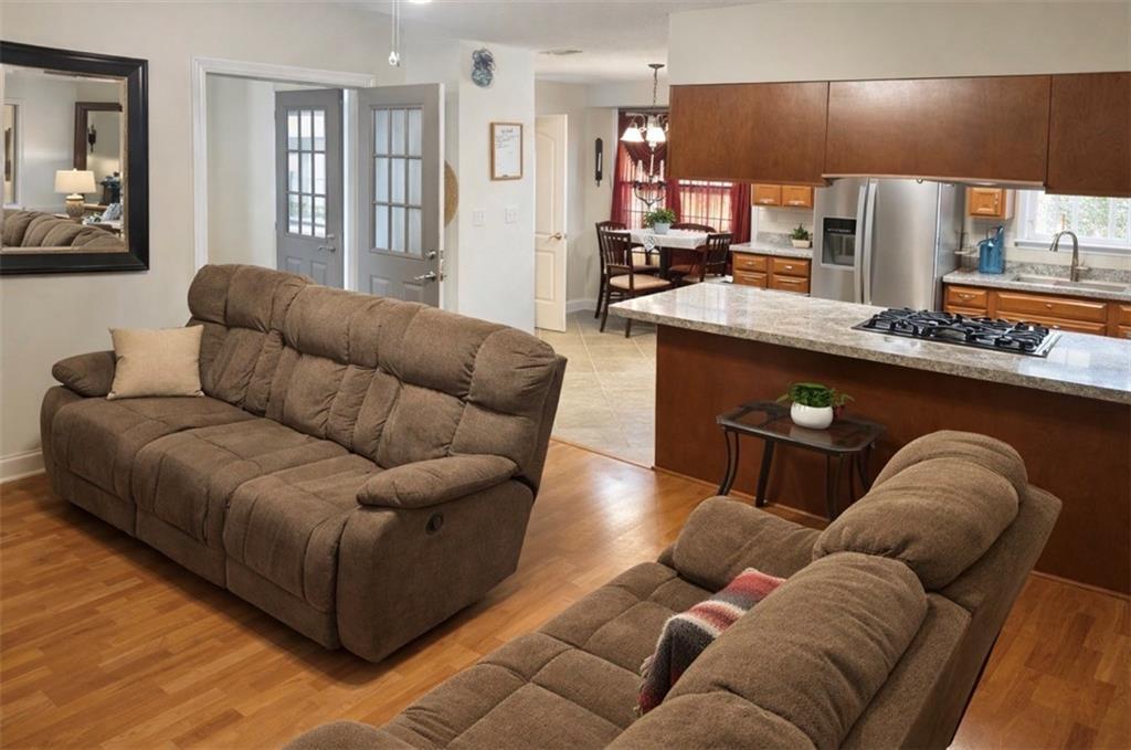 Image 4: Living area with easy access to the kitchen and wa