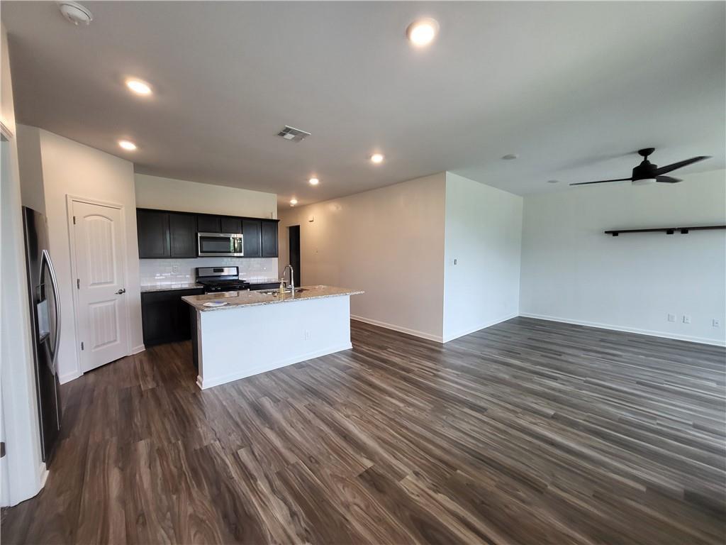 Image 3: Open floorplan
