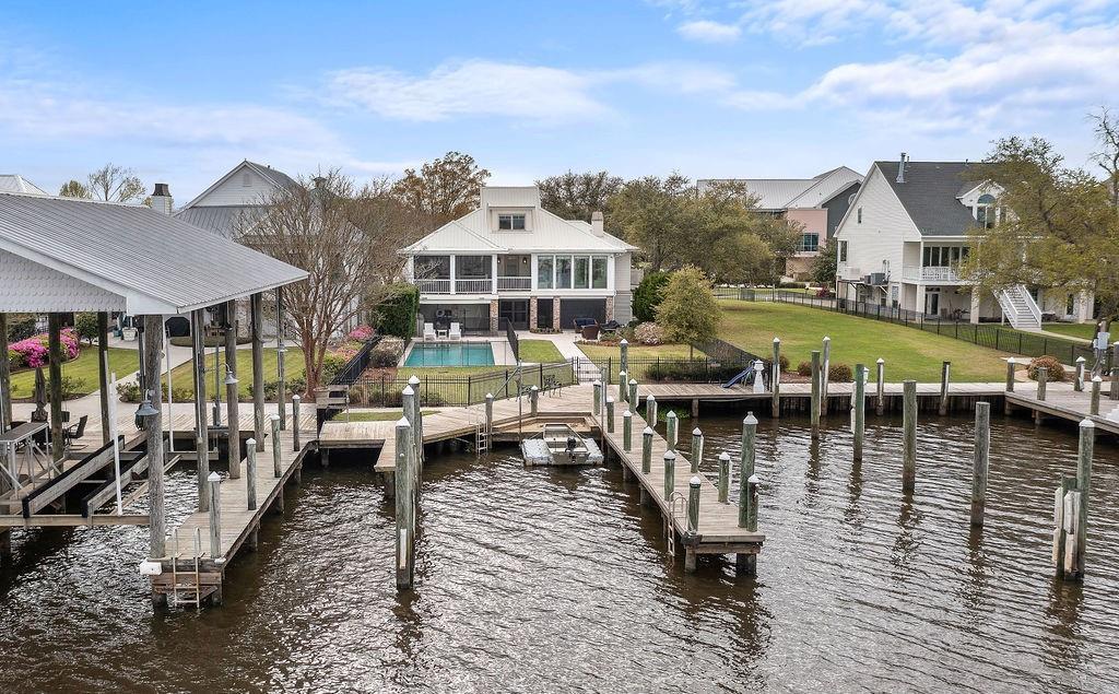 Image 1: Ample space for boats and recreation off this well