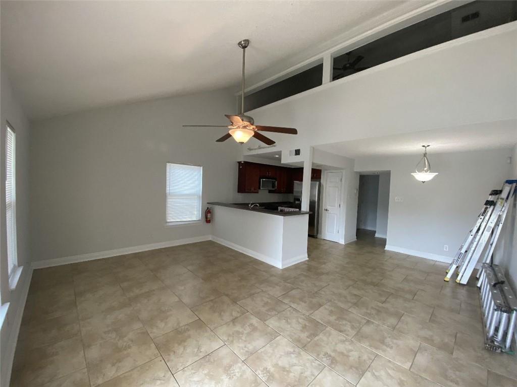 Image 4: Living area