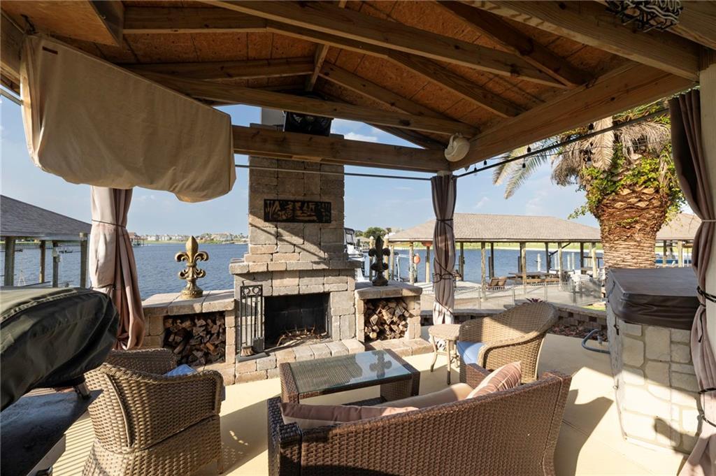 Image 4: This sitting area in front of the fireplace.. Offe