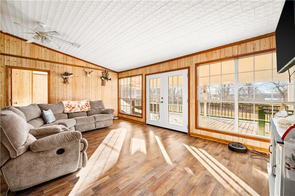 Image 3: Living Room