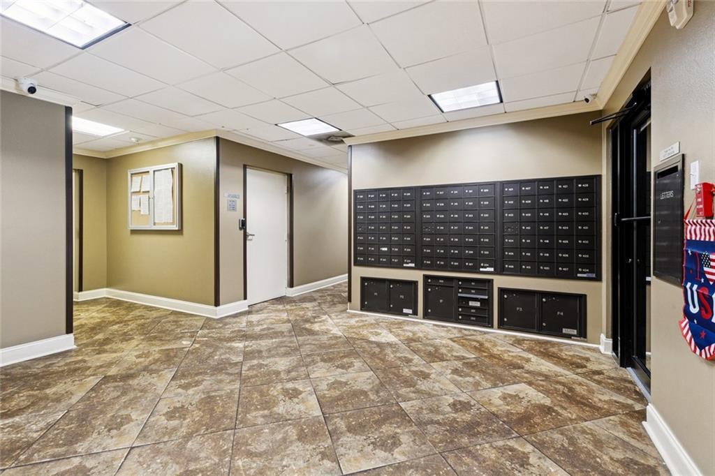 Image 3: LOBBY ENTRANCE / MAILBOX AREA