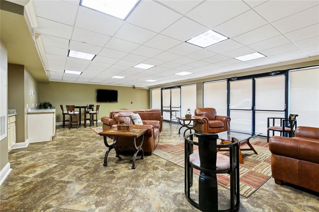 Image 4: ENTERTAINMENT AREA