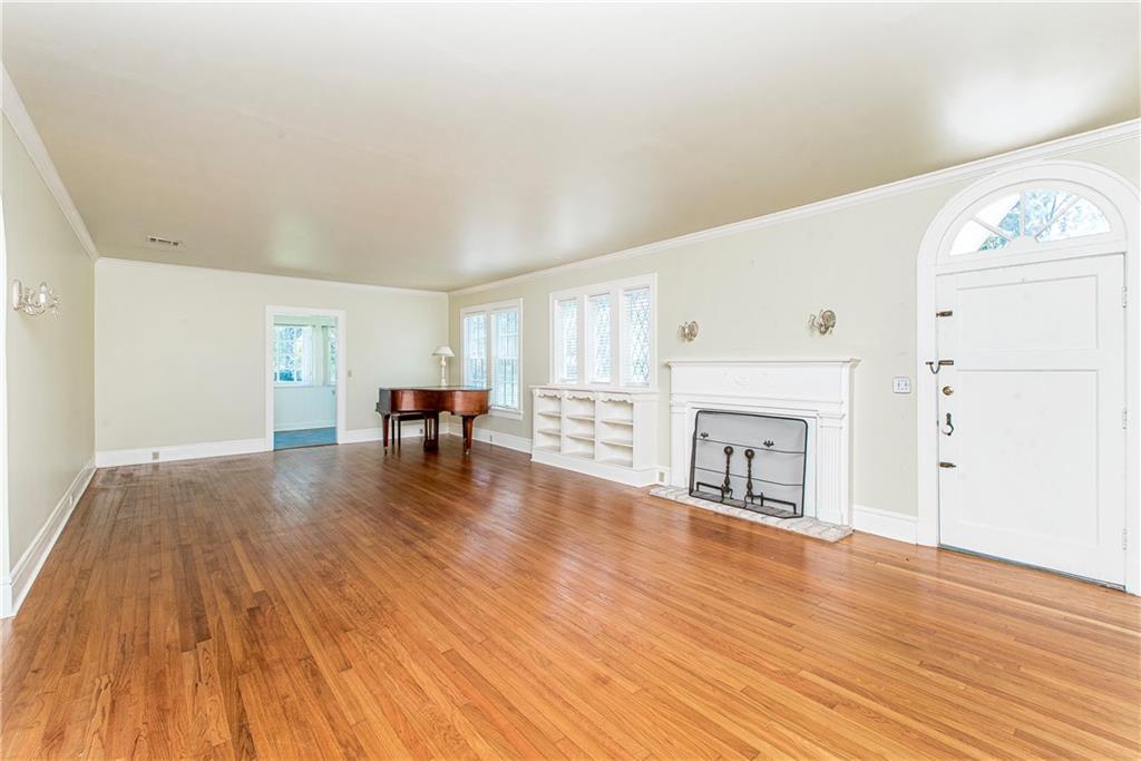 Image 3: Living Room