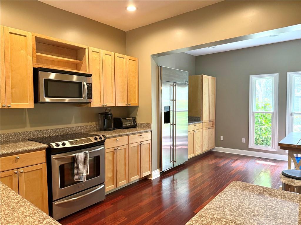 Image 3: Kitchen