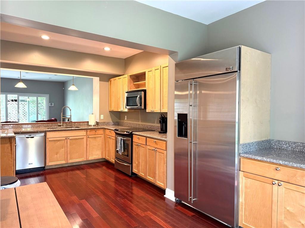 Image 4: Kitchen