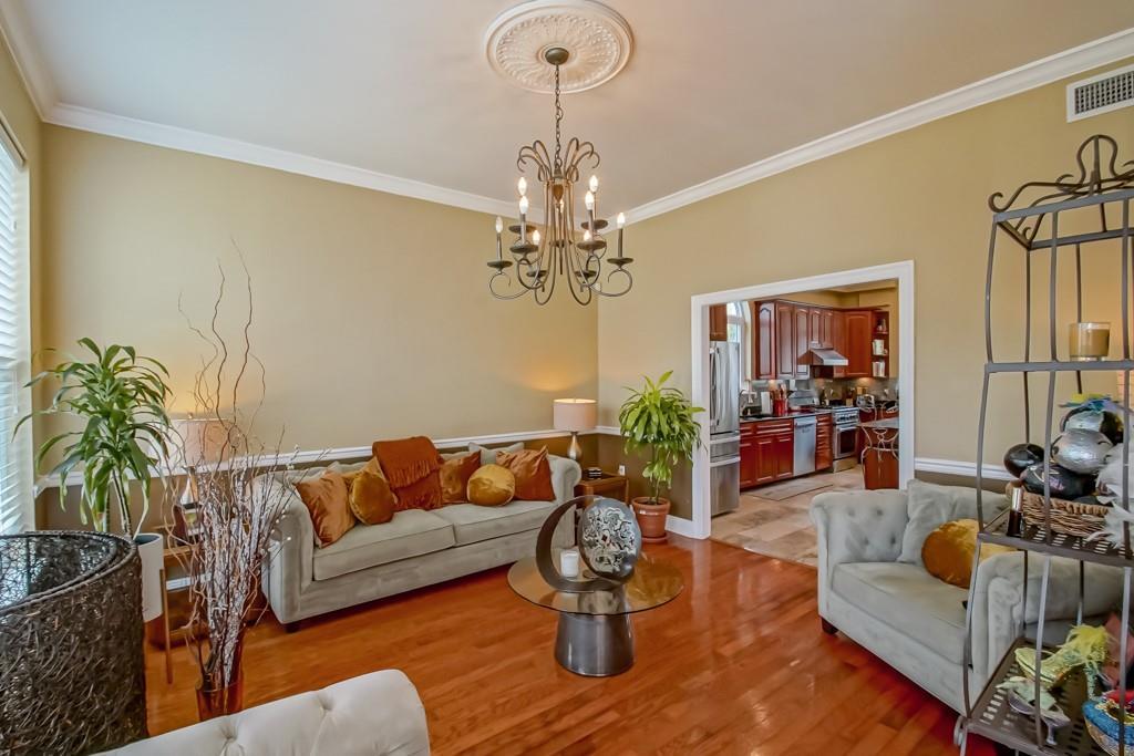 Image 4: Living Room