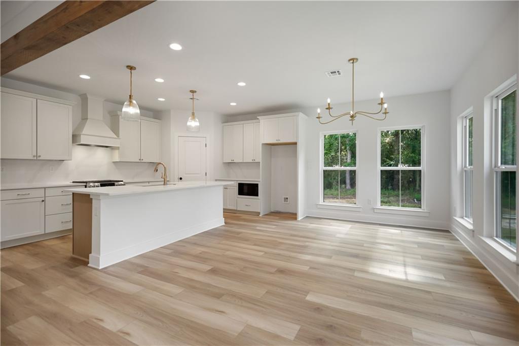 Image 3: Kitchen and dining room