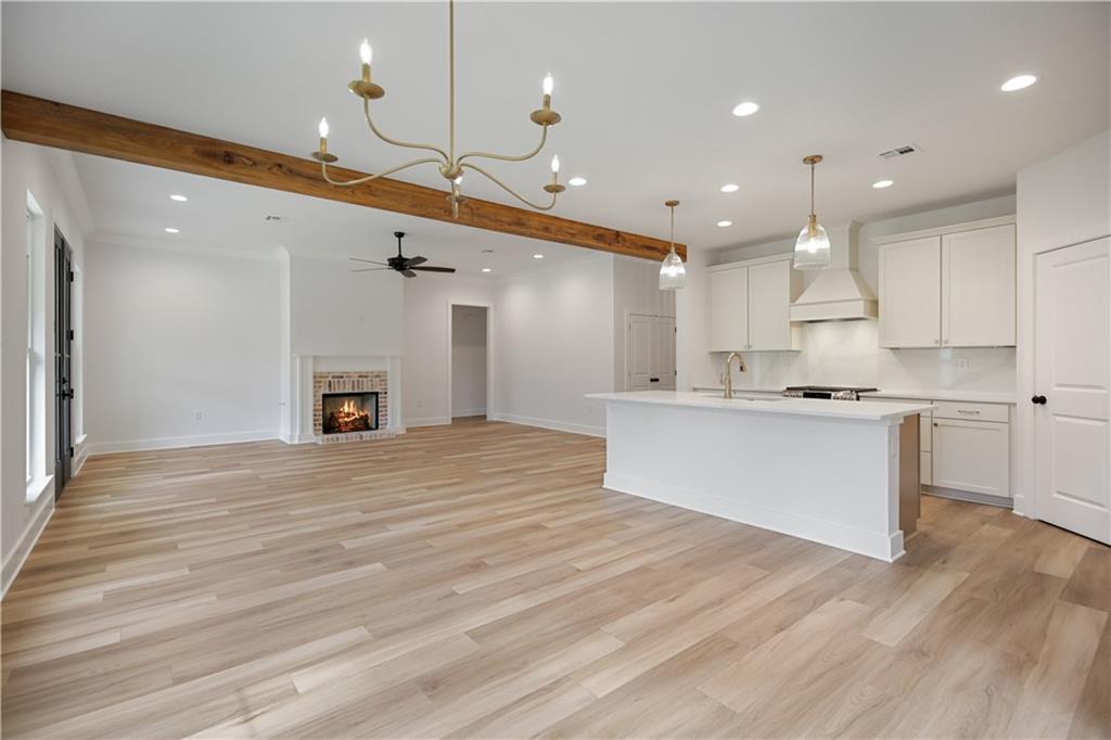 Image 4: dining room