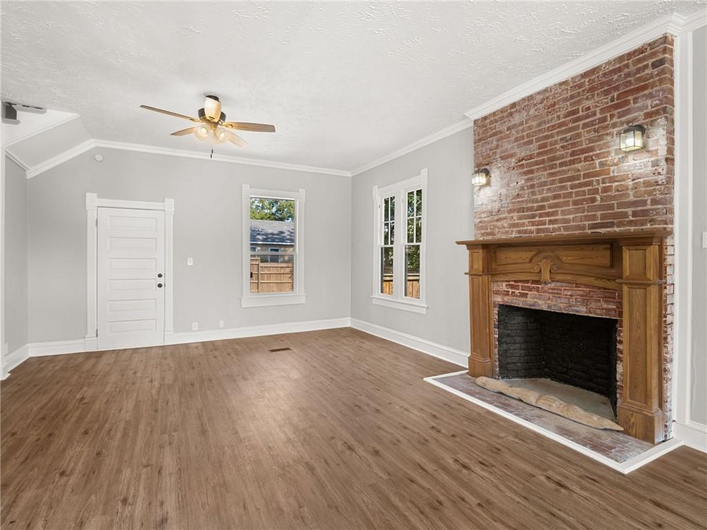 Image 4: Living Room