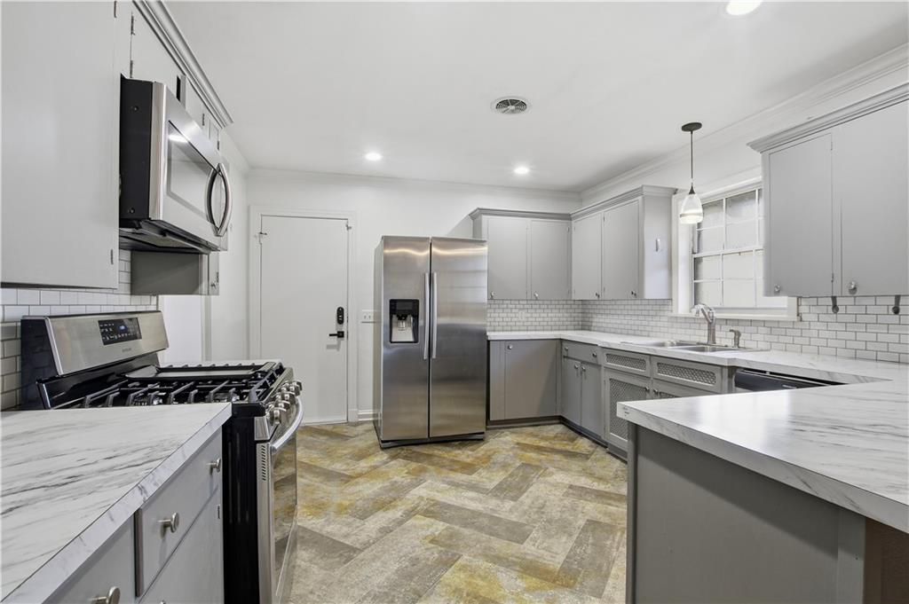 Image 4: Kitchen