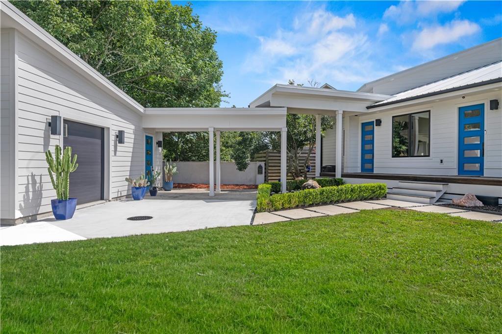 Image 3: Side Entrance. Breezeway between garage and home.