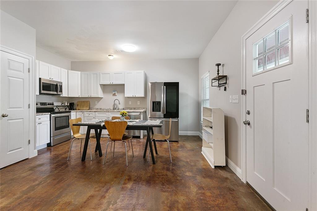 Image 4: Kitchen/Dining