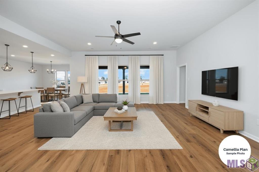 Image 2: Living Room &ndash; Sample Photo