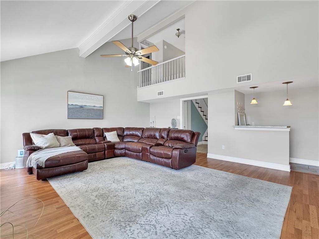 Image 4: Living room