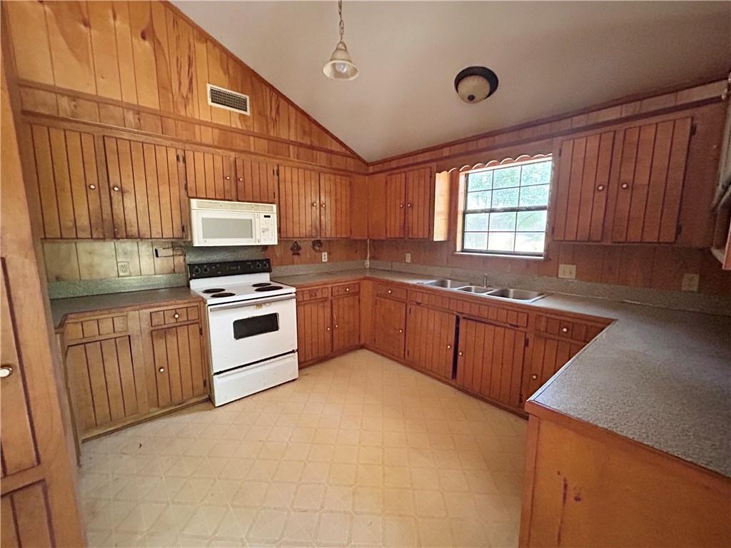 Image 4: Kitchen