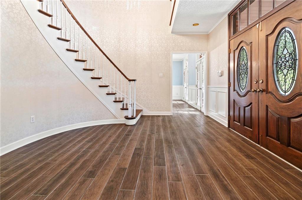 Image 4: Stately foyer/entrance