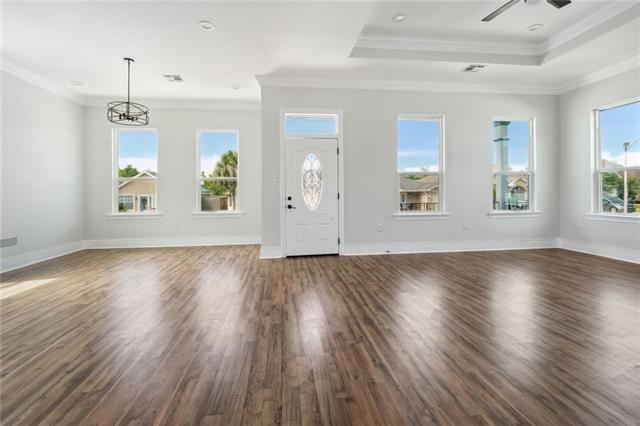 Image 4: Living room