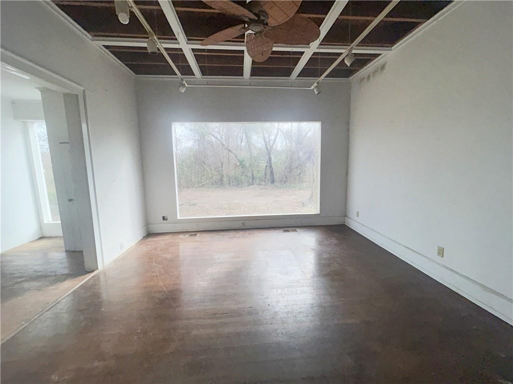 Image 4: Den