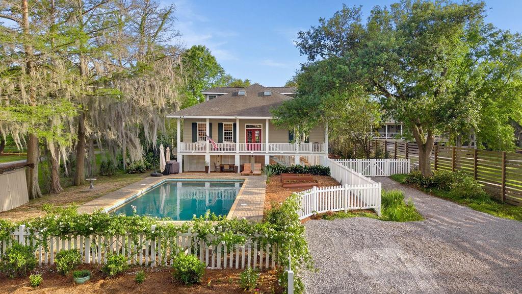 Image 2: Charming southern cottage on over 4 acres on Lake