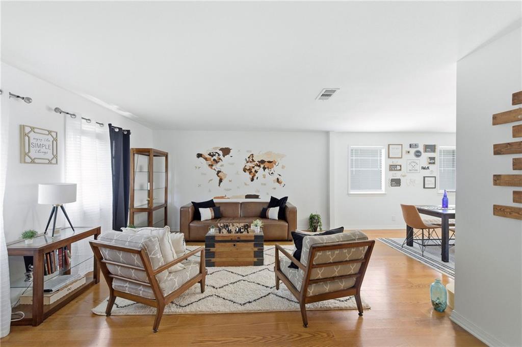Image 3: Versatile secondary living area