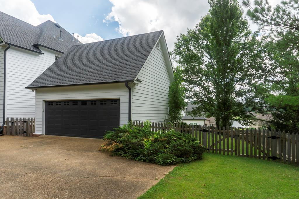 Image 3: Detached garage
