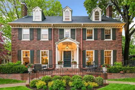 2240 W Lake Of The Isles Parkway