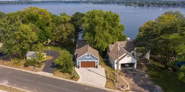 1735 Shoreline