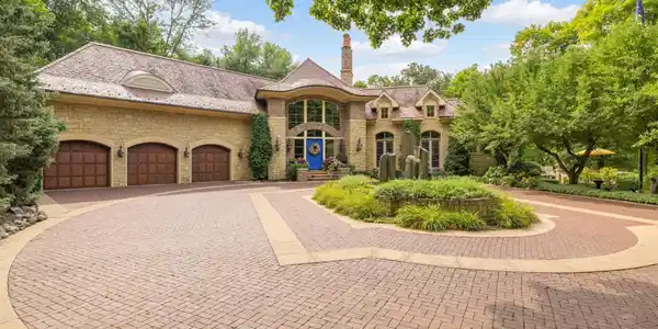 621 Ferndale Road W